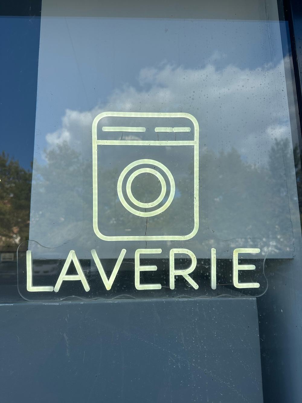 Enseigne lumineuse LAVERIE en vitrine
