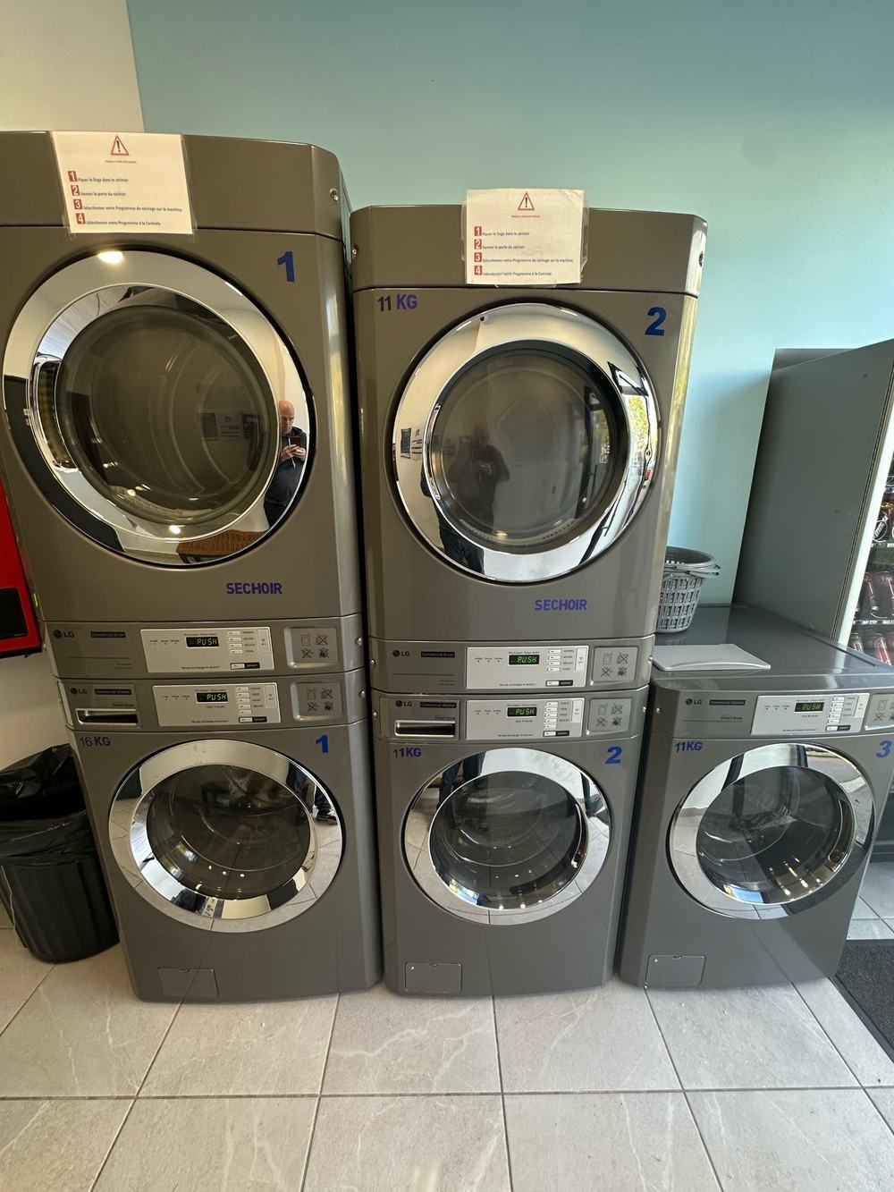 Les trois lave-linge LG numérotés 1 à 3, avec les deux séchoirs superposés au-dessus