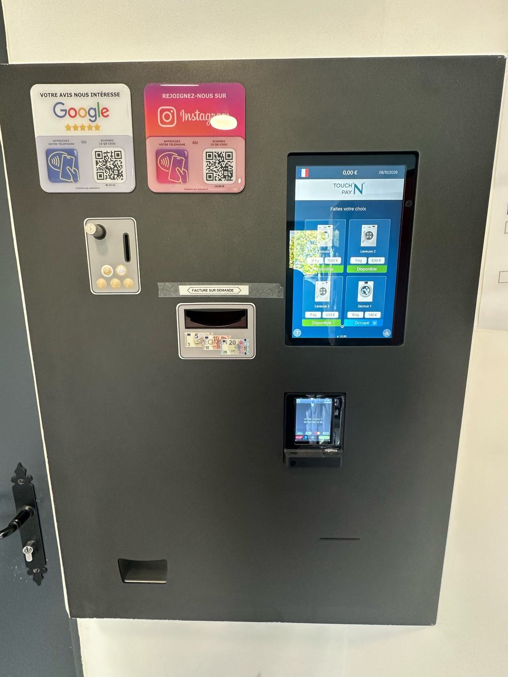 Centrale de paiement avec écran tactile, monnayeur, lecteur de billets et terminal carte bancaire